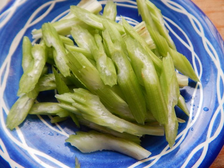 西芹木耳炒肉片步骤3