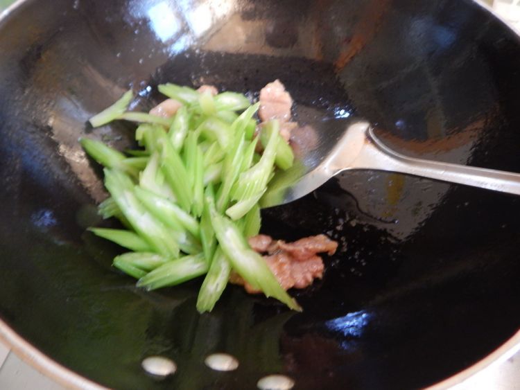 西芹木耳炒肉片步骤8