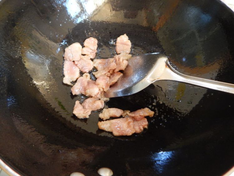 西芹木耳炒肉片步骤7
