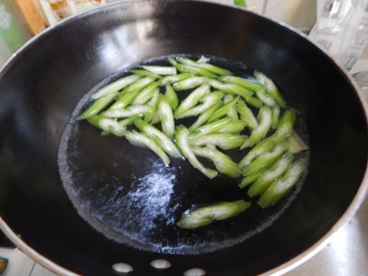 西芹木耳炒肉片步骤5