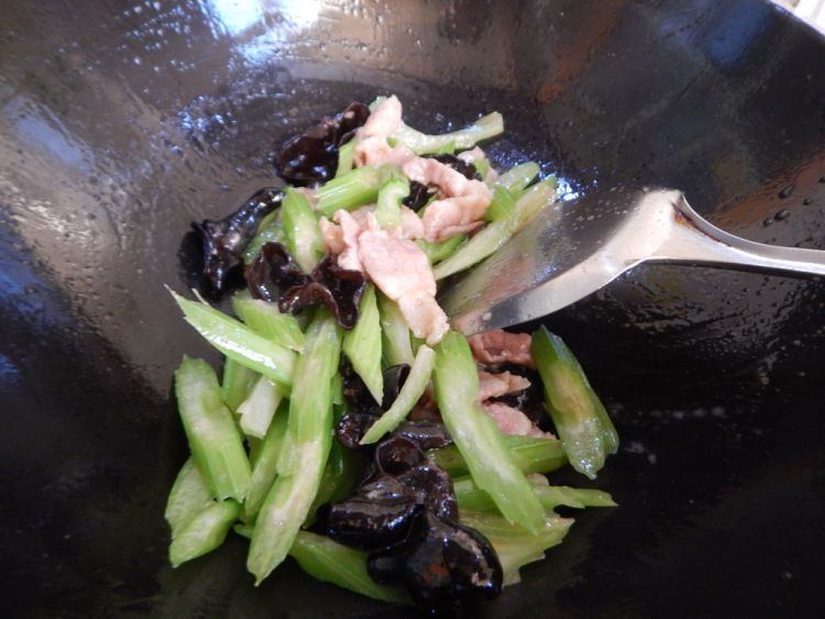 西芹木耳炒肉片步骤10