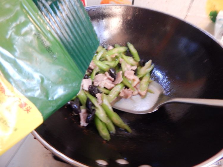 西芹木耳炒肉片步骤13