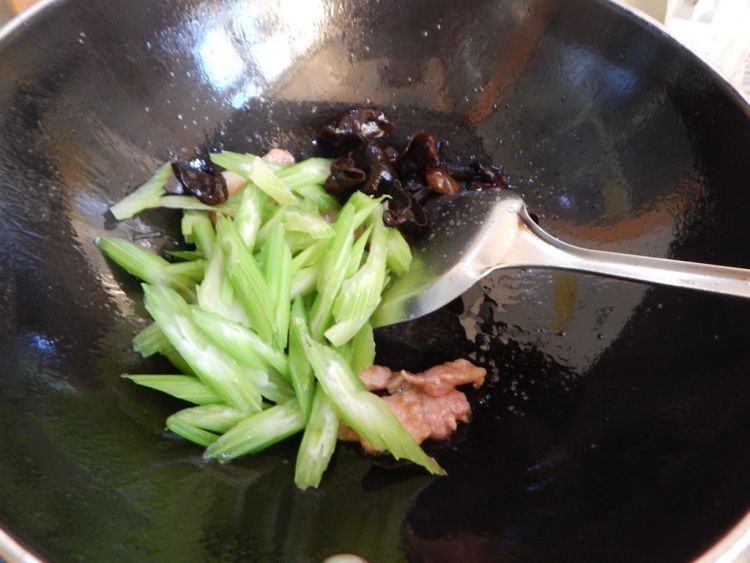 西芹木耳炒肉片步骤9