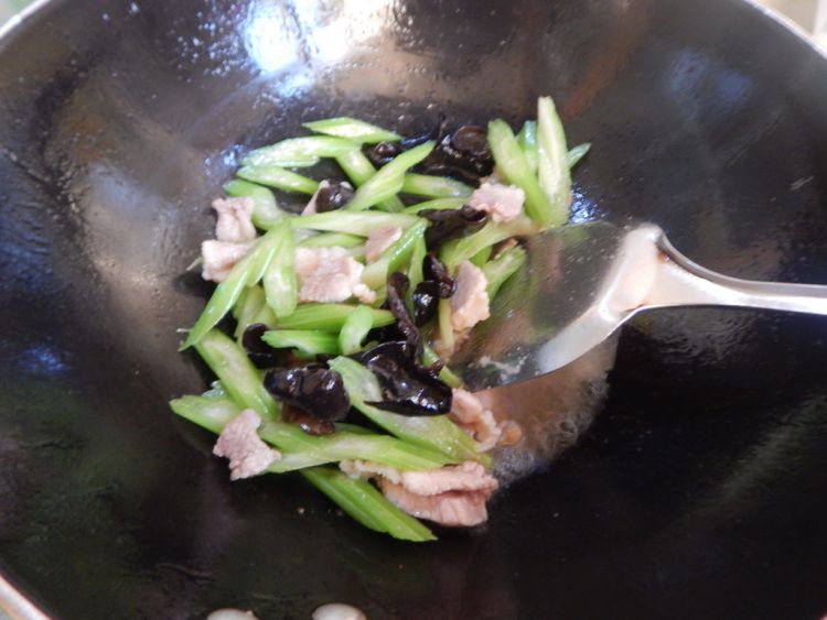 西芹木耳炒肉片步骤12