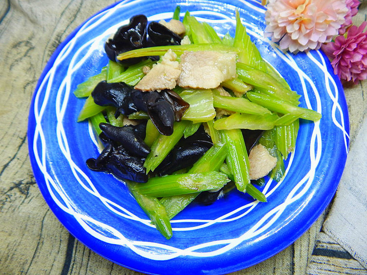 西芹木耳炒肉片步骤15