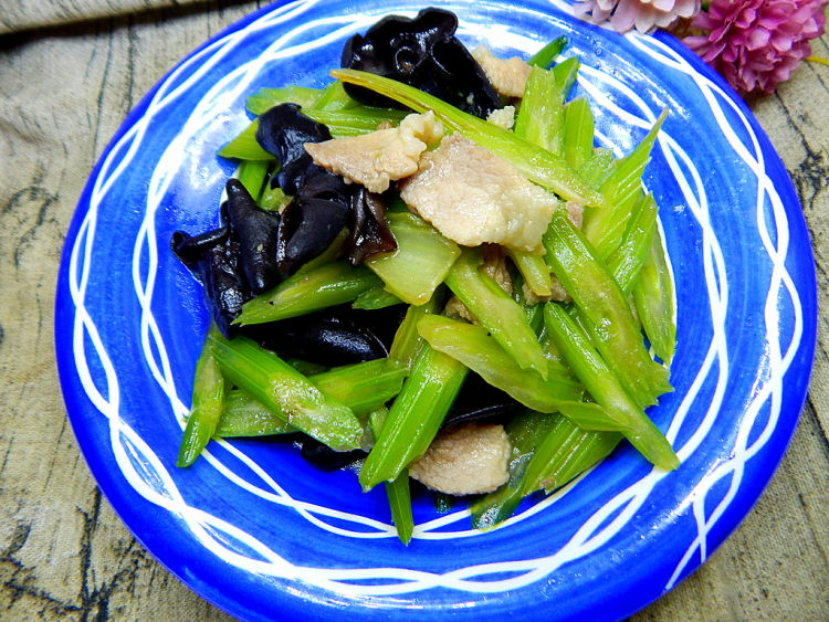 西芹木耳炒肉片步骤14