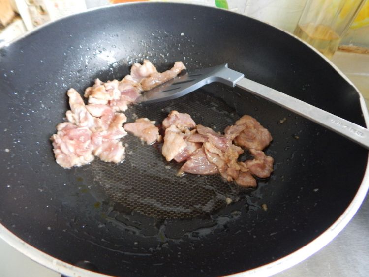 白菜炒肉片步骤6