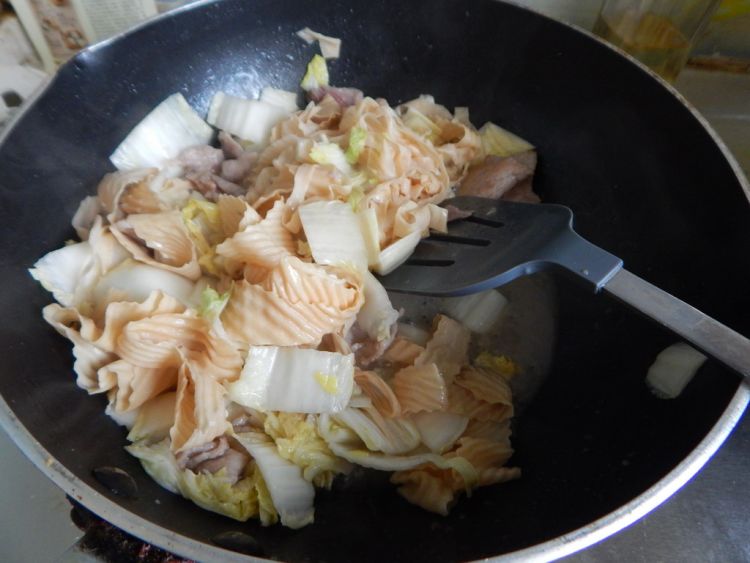 白菜炒肉片步骤12