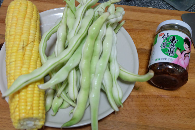 玉米酱豆角步骤1