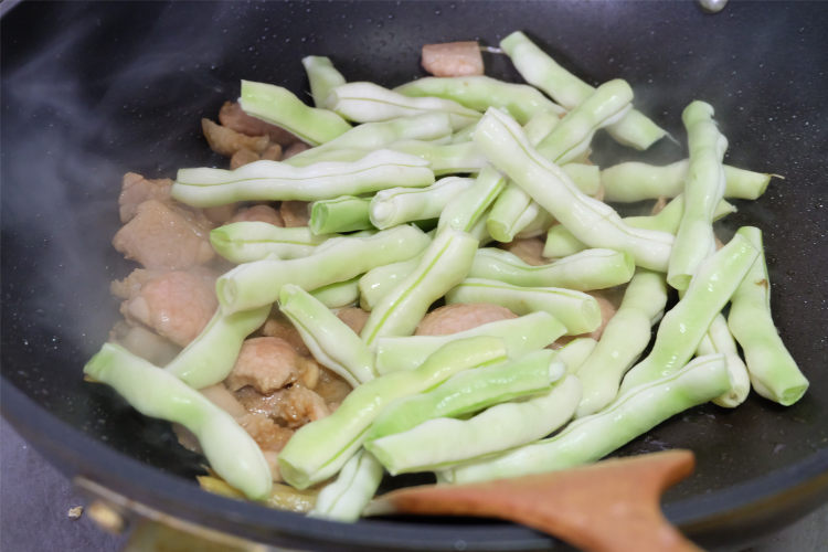 玉米酱豆角步骤7