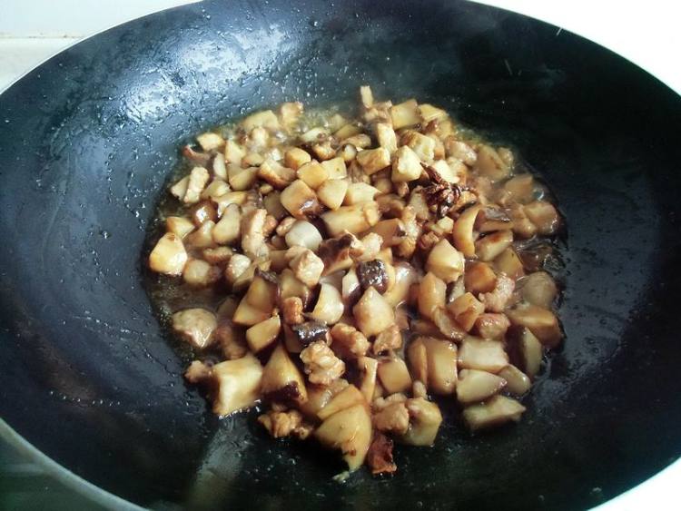 尖椒香菇焖肉丁步骤8