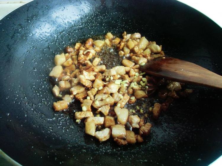 尖椒香菇焖肉丁步骤6