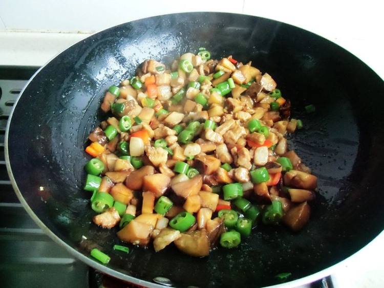 尖椒香菇焖肉丁步骤12