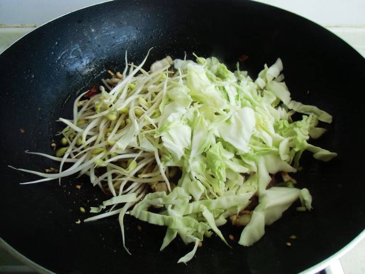 豆芽炒面步骤6