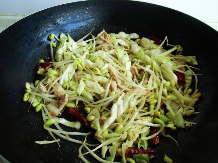 豆芽炒面步骤7