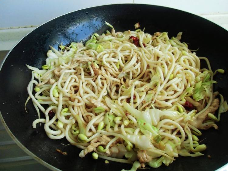 豆芽炒面步骤9