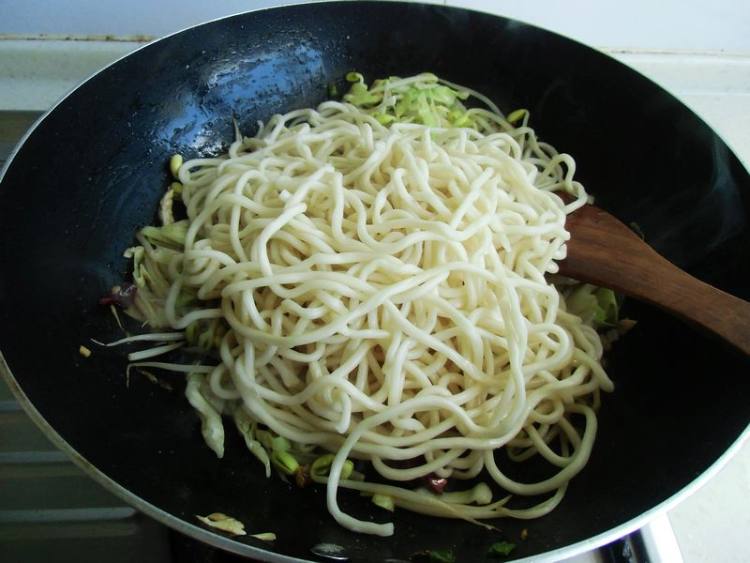 豆芽炒面步骤8