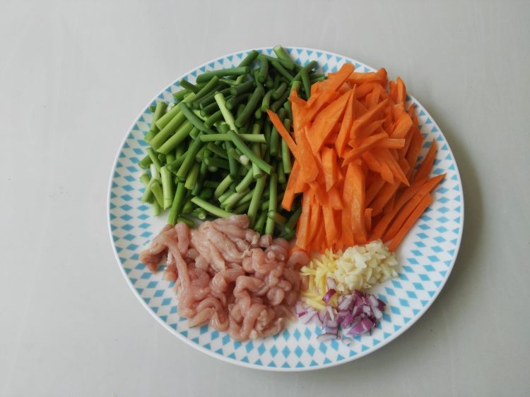 胡萝卜蒜台炒肉丝步骤2