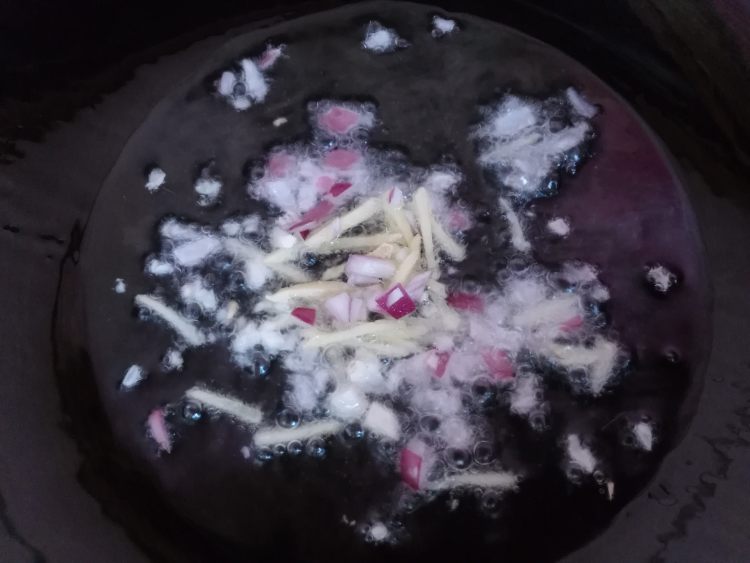 胡萝卜蒜台炒肉丝步骤4