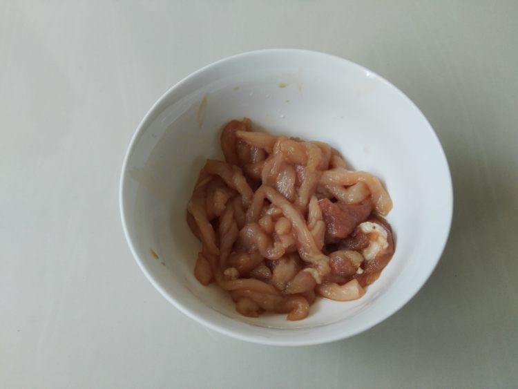 胡萝卜蒜台炒肉丝步骤3