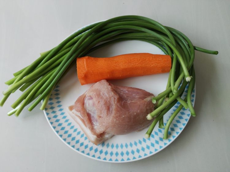 胡萝卜蒜台炒肉丝步骤1