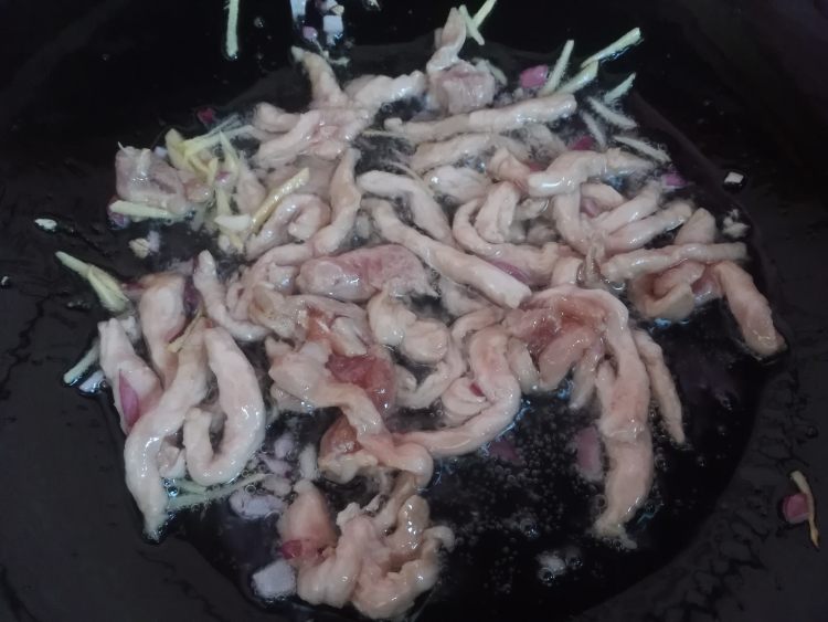 胡萝卜蒜台炒肉丝步骤5