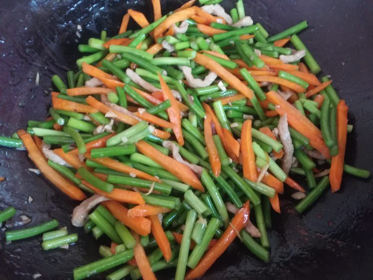 胡萝卜蒜台炒肉丝步骤9