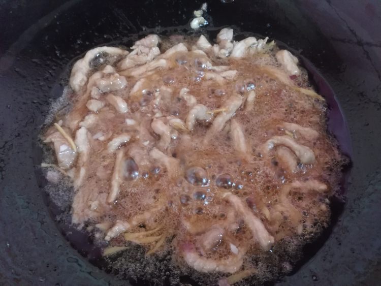胡萝卜蒜台炒肉丝步骤6