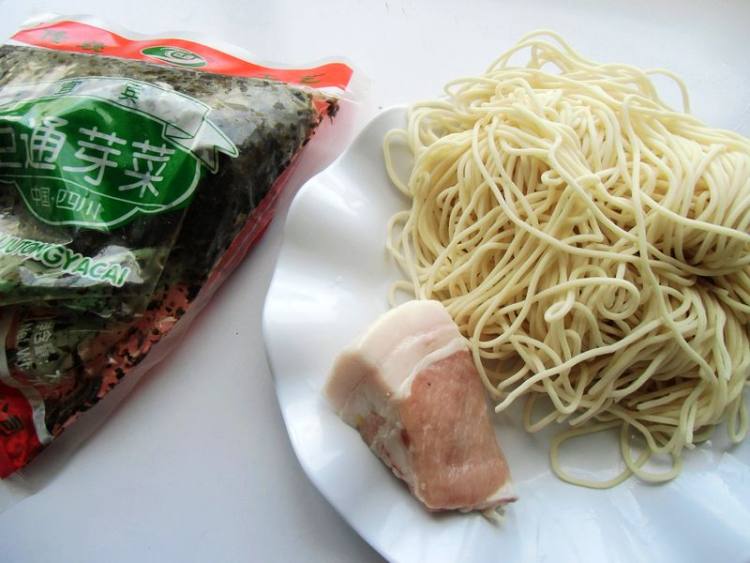 芽菜肉臊子面步骤1