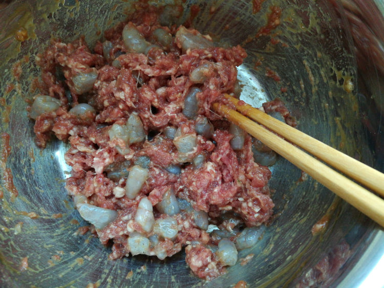 猪肉虾仁豆干包步骤3