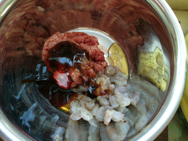 猪肉虾仁豆干包步骤2