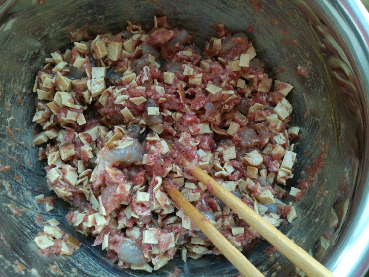 猪肉虾仁豆干包步骤5