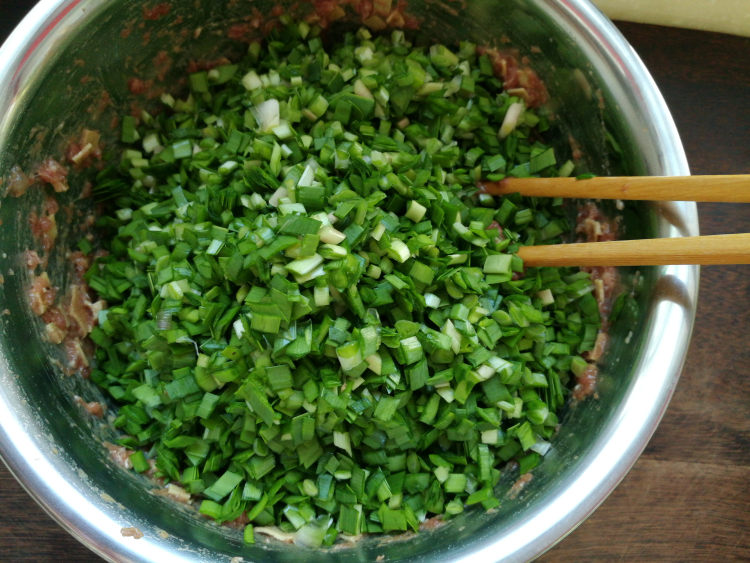 猪肉虾仁豆干包步骤6
