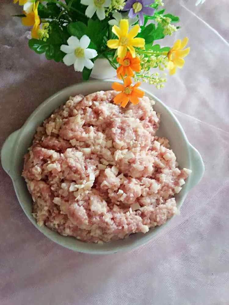 猪肉连藕饺子步骤2
