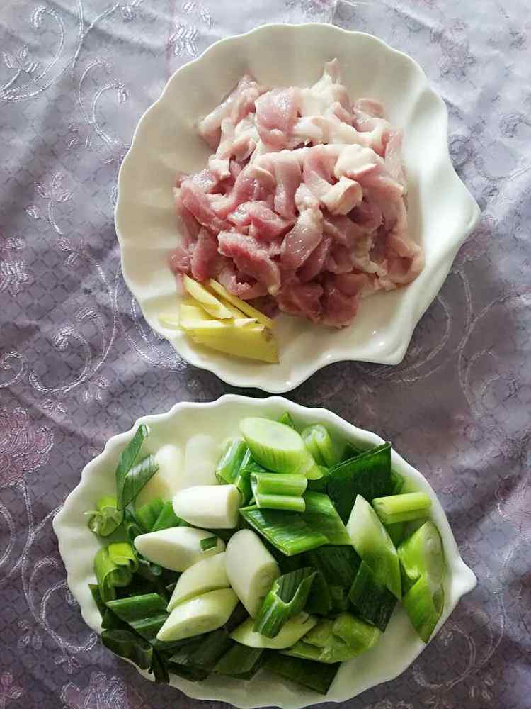 大葱炒猪肉步骤1