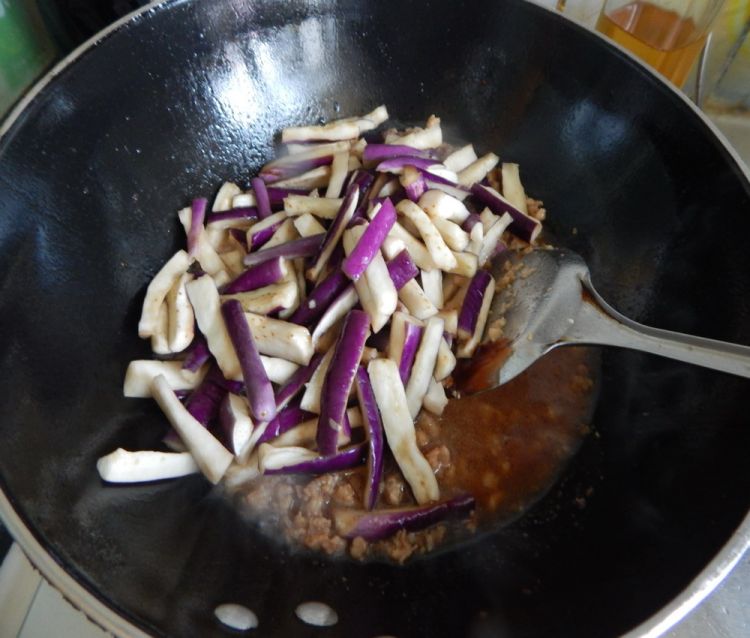 照烧茄子肉末米线步骤11