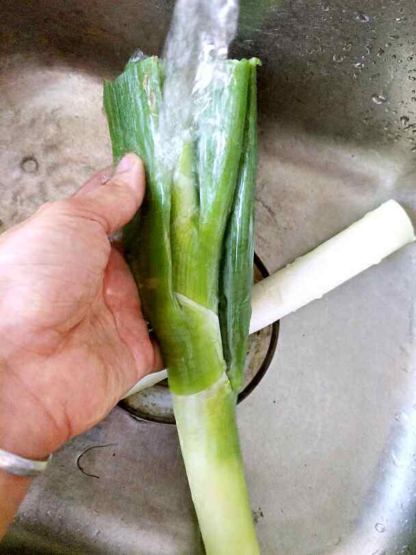 猪肉炒大葱段步骤1