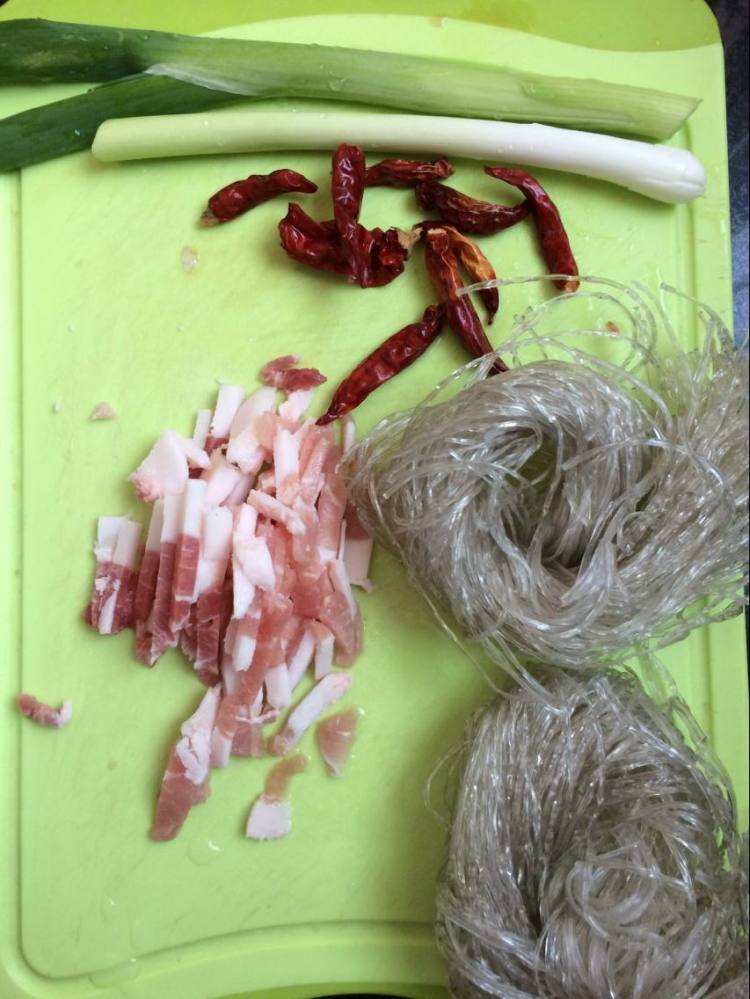 家常粉条炒肉丝步骤1