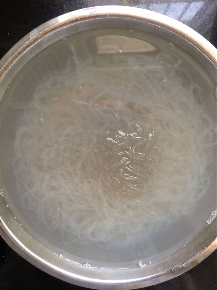 家常粉条炒肉丝步骤5