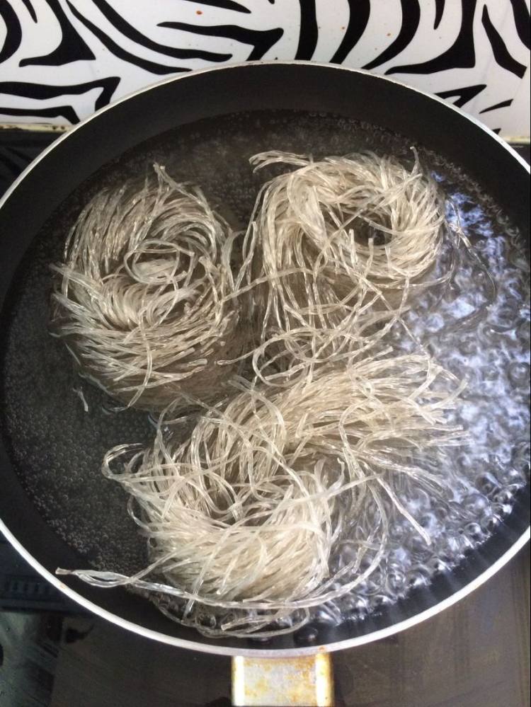家常粉条炒肉丝步骤3