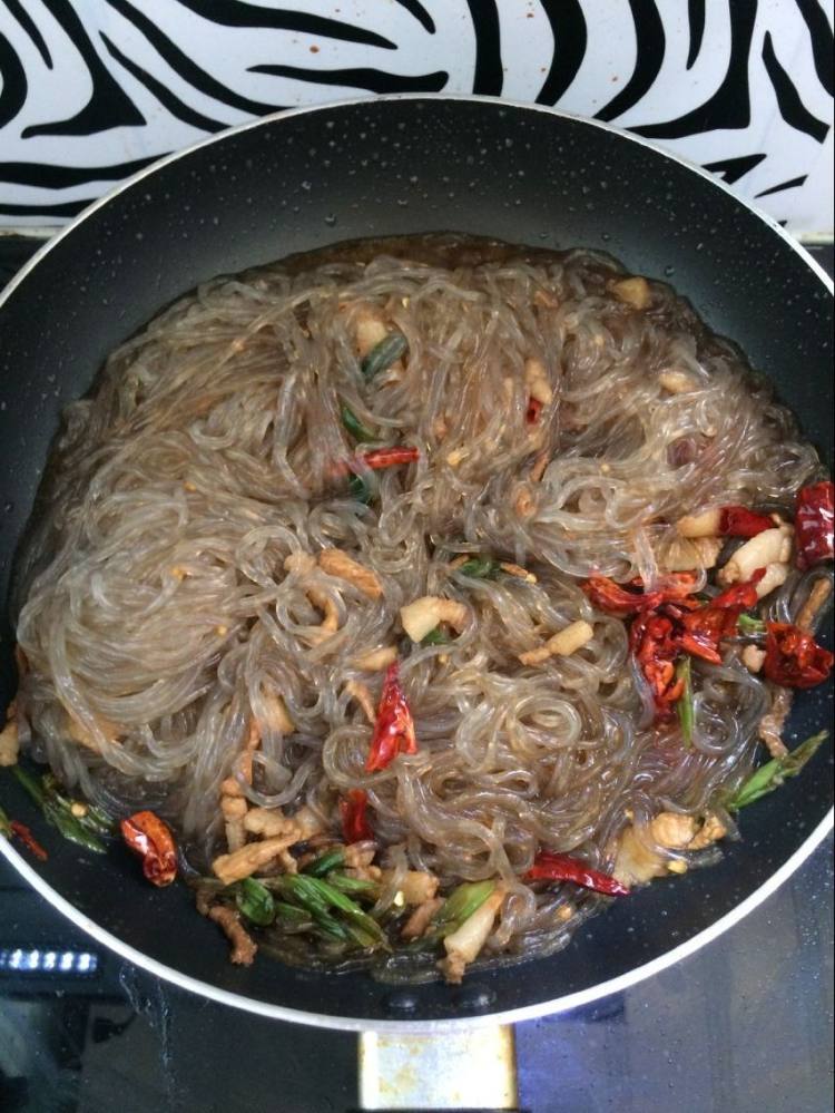 家常粉条炒肉丝步骤11