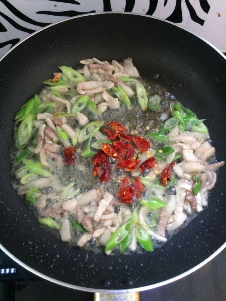 家常粉条炒肉丝步骤8