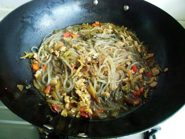 酸菜炒水晶粉步骤9