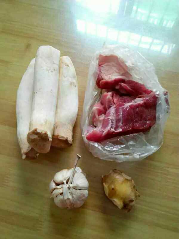 手撕杏鲍菇炒肉片步骤1