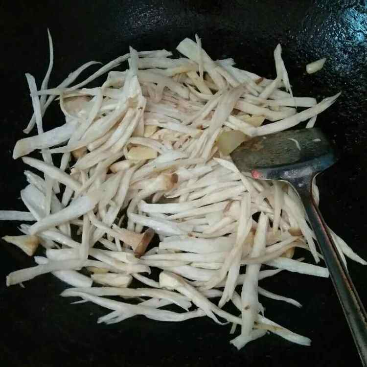手撕杏鲍菇炒肉片步骤4