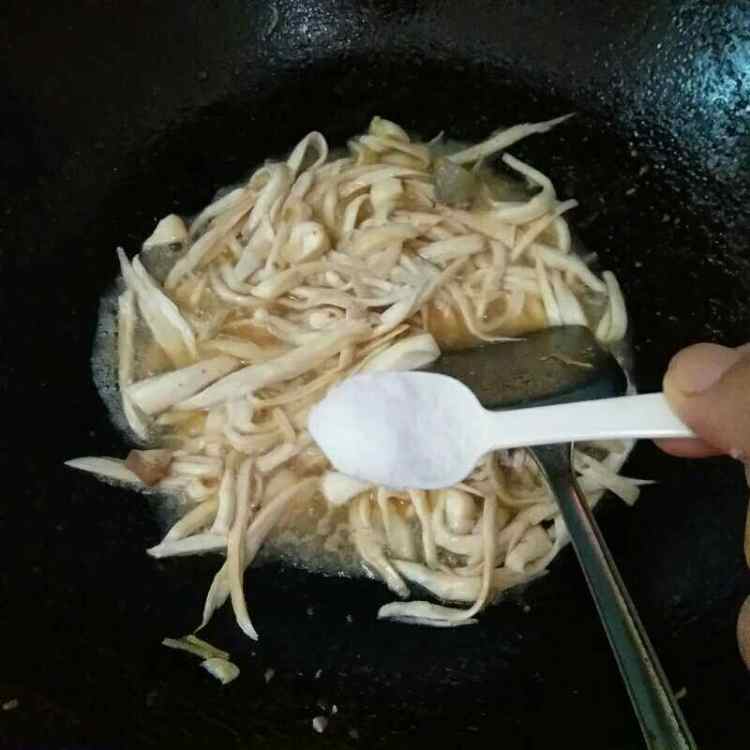手撕杏鲍菇炒肉片步骤5
