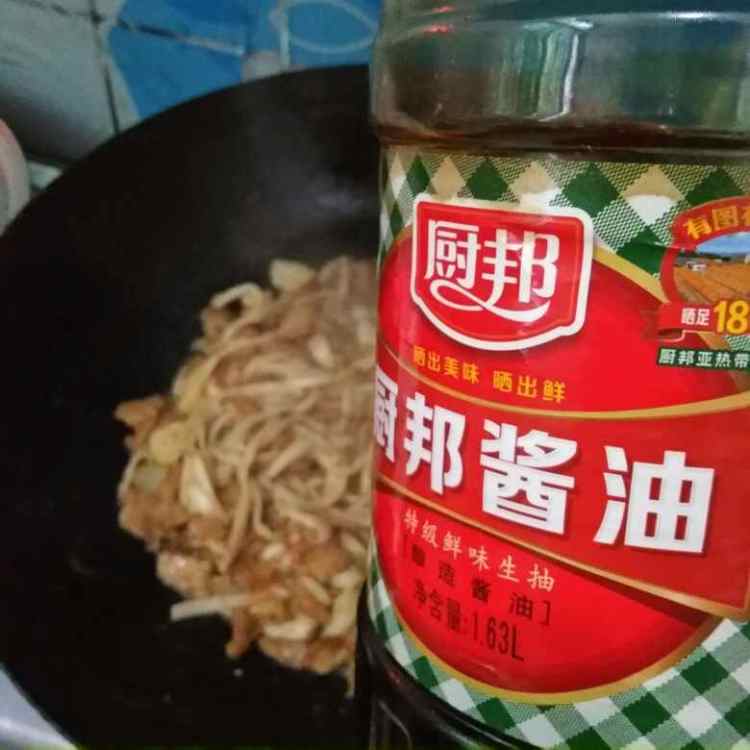 手撕杏鲍菇炒肉片步骤7