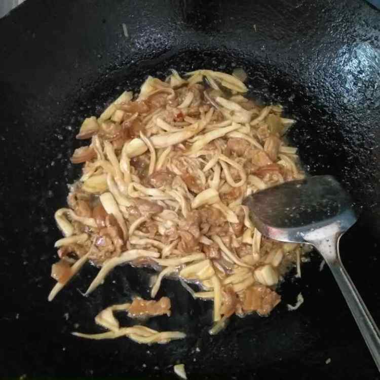 手撕杏鲍菇炒肉片步骤8