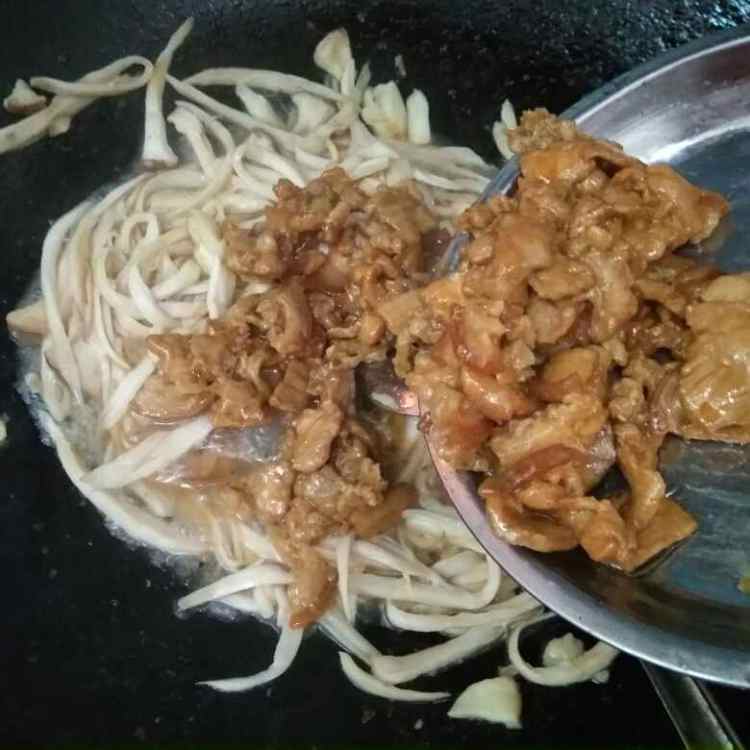 手撕杏鲍菇炒肉片步骤6