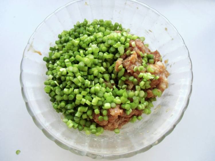 蒜薹肉包子步骤6
